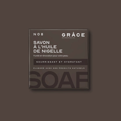 Savon à l'huile de nigelle posé sur fond neutre